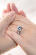 Có những kiểu đính kim cương nào giúp tăng vẻ đẹp cho chiếc nhẫn cầu hôn?