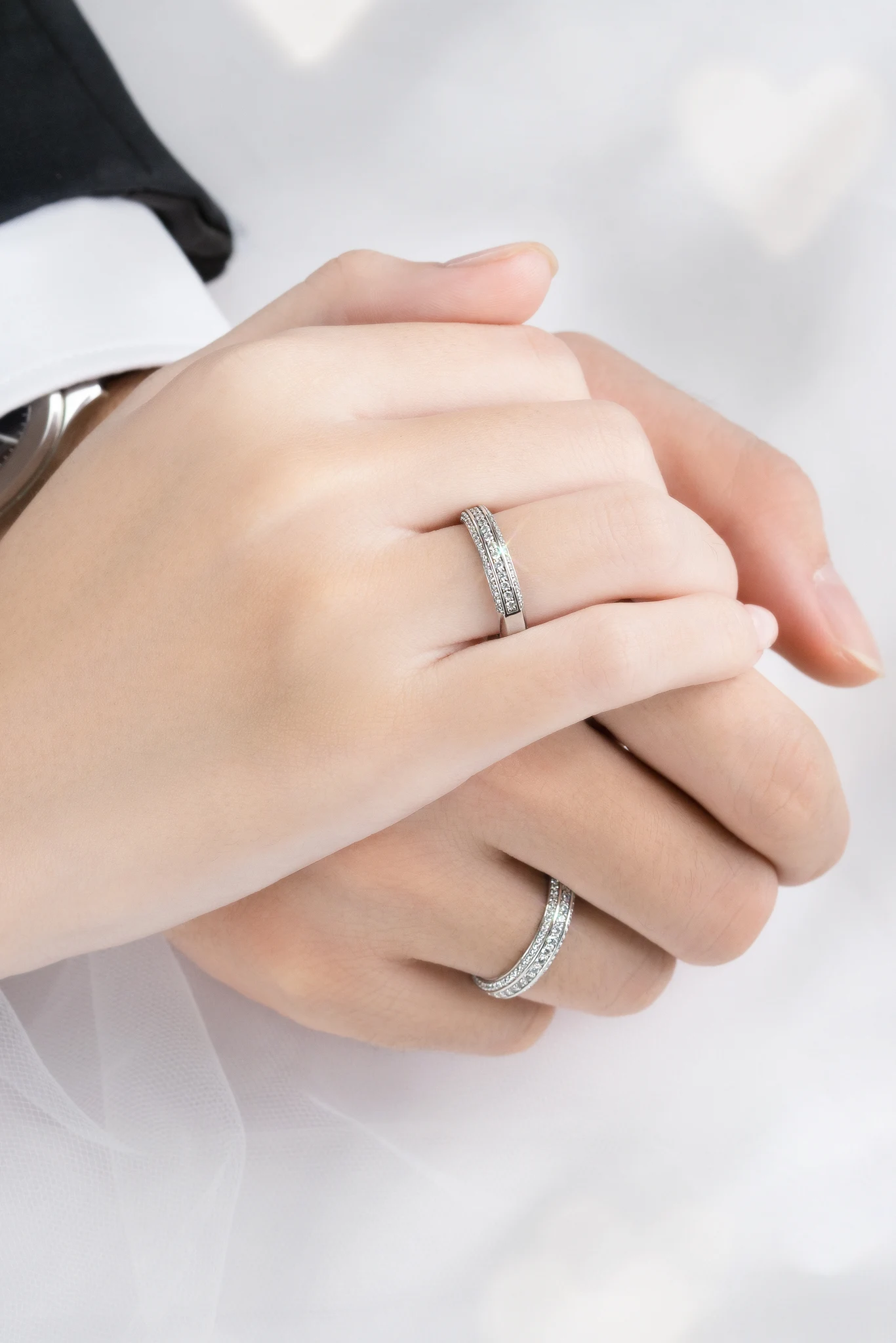 Xu hướng nhẫn cặp vàng trắng của cặp đôi trẻ hiện đại - Top 3 cặp nhẫn cưới vàng trắng tinh tế nhất