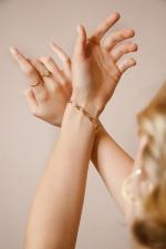 Hướng dẫn cách chọn lắc tay nữ vàng - Làm sao để chọn lắc tay vừa vặn cho người thân?