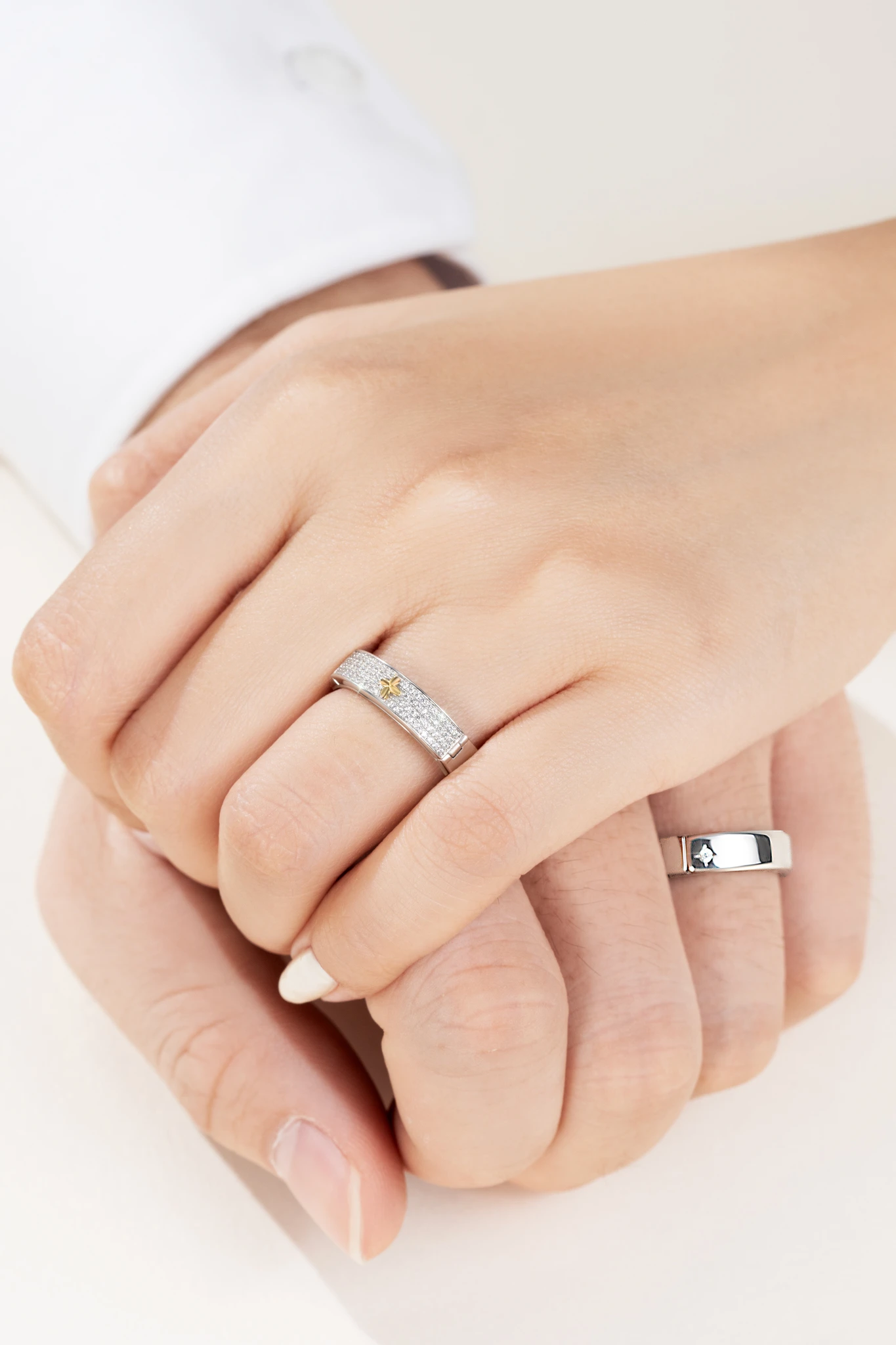 Cách đeo nhẫn cưới chuẩn nhất dành cho cặp đôi