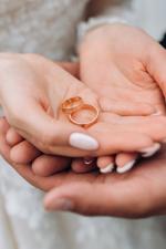 Lựa chọn nhẫn cưới 18K đẹp cho cặp đôi - Nên chọn nhẫn cưới vàng vàng hay vàng trắng?