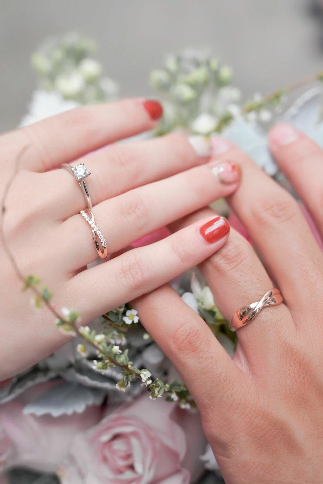 Con trai đeo nhẫn cưới tay nào là đúng nhất? Tay trái hay tay phải?