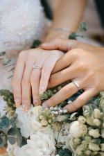 Nhẫn cưới nữ đeo tay nào? Quan niệm và thuận tiện - Đâu là xu hướng?