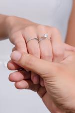 Nhẫn cưới nữ đeo tay nào mới đúng truyền thống? Ngắm nhìn bộ sưu tâp nhẫn cưới nữ hot nhất năm 2022