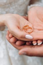 Nhẫn cưới có ý nghĩa gì? Bí quyết chọn nhẫn cưới cho nam giới tay to