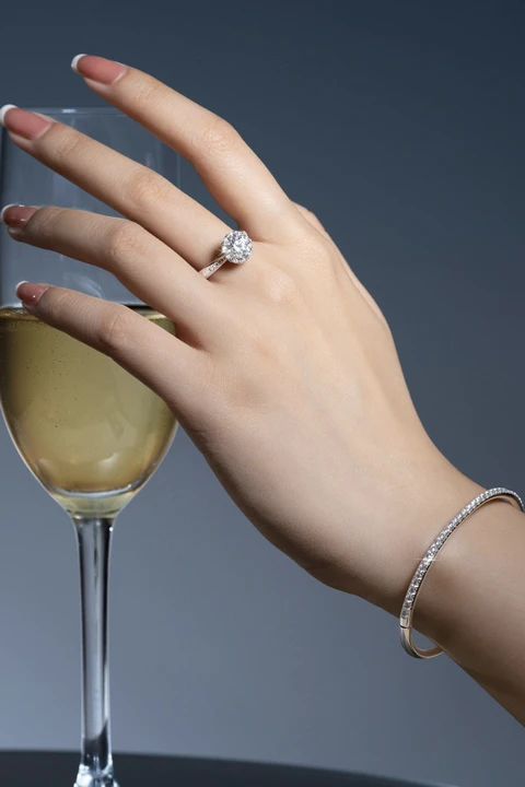 Bật mí mẹo lựa chọn kích thước kim cương hoàn hảo cho nhẫn đính hôn của bạn
