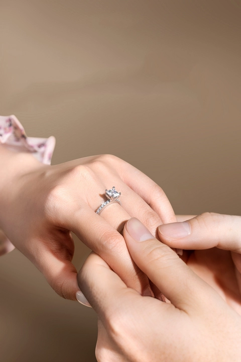 Lịch sử của nhẫn cầu hôn kim cương? Bật mí ý nghĩa của chiếc nhẫn cầu hôn