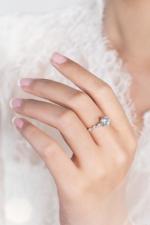 Nhẫn cầu hôn nên đeo ngón nào mới đúng?