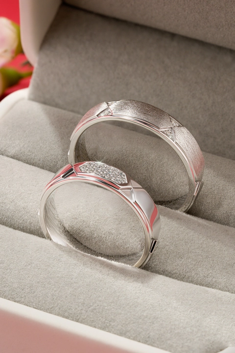 Nhẫn cưới bạch kim trơn khác nhẫn cưới vàng trắng như thế nào? Vì sao nhẫn cưới bạch kim được đánh giá là cao cấp?
