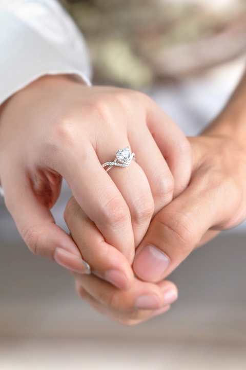 Đeo nhẫn đính hôn ngón nào là đúng? Ý nghĩa của việc đeo nhẫn đính hôn