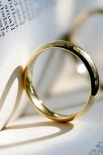 Nên chọn nhẫn cưới không đính đá hay không? Vì sao nhiều người đầu tư cho món trang sức chung của vợ chồng