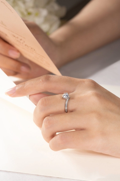 Nhẫn đính hôn vàng 18K -  Sự thật mà bạn nên biết trước khi mua nhẫn đính hôn