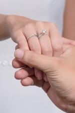 3 kiểu set nhẫn đính hôn được các quý cô yêu thích - Phong cách phối nhẫn đính hôn đẹp nhất 2022