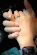 Hướng dẫn cách đeo nhẫn cưới và nhẫn đính hôn chính xác nhất cho các cặp đôi