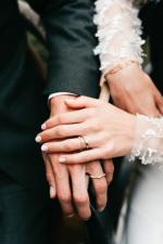 Cách đeo nhẫn cầu hôn và nhẫn cưới chuẩn không cần chỉnh cho các cặp đôi
