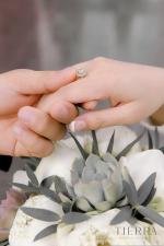 Nhẫn đính hôn đeo tay nào cho đúng? Những sai lầm về nhẫn đính hôn và nhẫn cưới