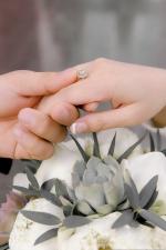 Nhẫn đính hôn đeo tay nào cho đúng? Những sai lầm về nhẫn đính hôn và nhẫn cưới