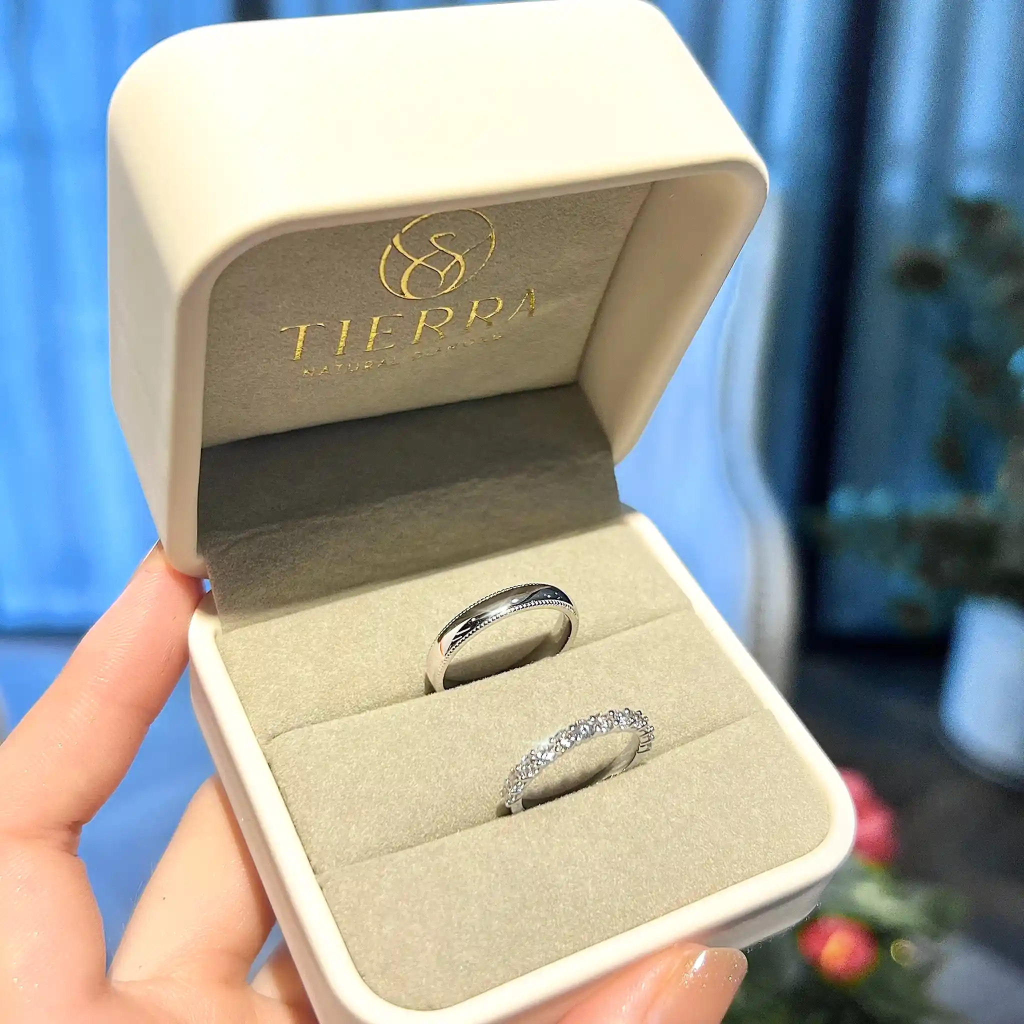 Nhẫn cưới bạch kim có giá thành ra sao?
