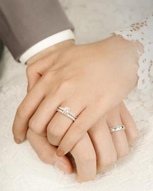 Lựa chọn nhẫn cưới có thể kết hợp với nhẫn cầu hôn