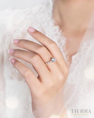 Để nhận được sự đồng ý từ nàng bạn nên biết rõ đính hôn đeo nhẫn ngón nào là chính xác.jpg