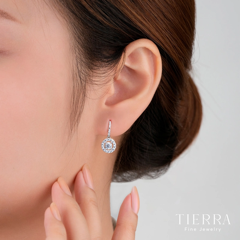 Bông tai chính là trợ thủ đắc lực không thể thiếu trong bộ trang sức cưới kim cương