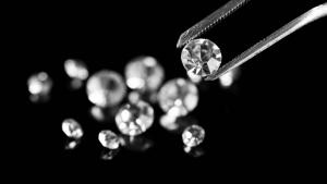 Giá kim cương thiên nhiên có đắt không? Dưới 10 triệu có mua được kim cương hay không?