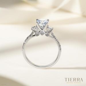 Nhẫn kim cương tự nhiên Threestone lãng mạn và mang tính biểu tượng