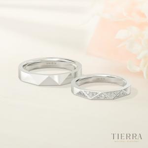 Nhẫn cặp đẹp có họa tiết tam giác kết hợp cùng kim cương tạo nên phong cách độc lạ