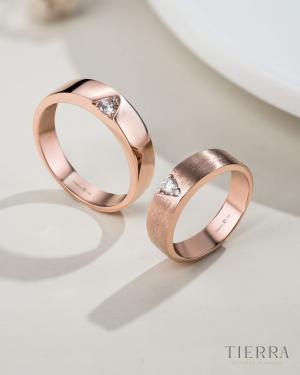 Nhẫn đôi vàng hồng có ánh hồng đậm hay nhạt tùy thuộc vào lượng đồng bên trong