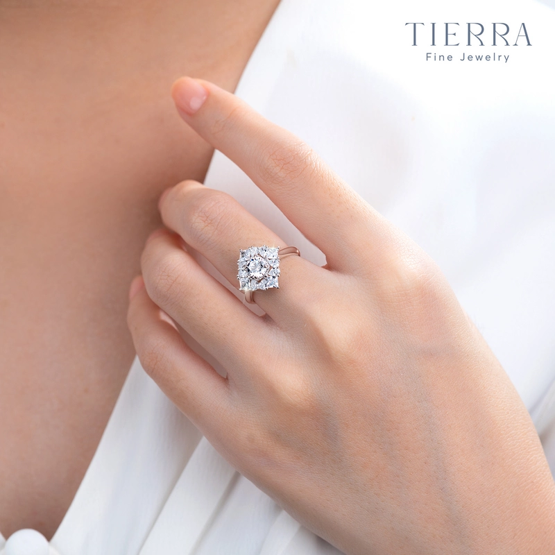 Nhẫn kim cương vừa vặn với ngón tay giúp nàng luôn toát lên phong thái tự tin, thu hút