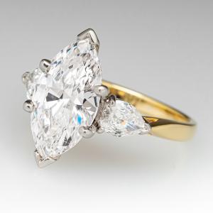 Nhẫn cầu hôn kim cương hình hạt thóc kết hợp kim cương tấm