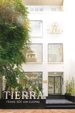 Tierra Diamond là một trong các địa chỉ mua sắm nhẫn cầu hôn tại Hà Nội uy tín và chất lượng