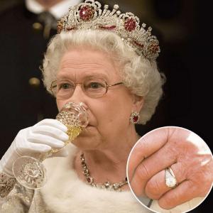 Nhẫn cưới kim cương luôn đồng hành cùng nữ hoàng Elizabeth đệ nhị