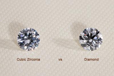 Cubic Zirconia có vẻ ngoài tương đối giống kim cương nếu chỉ nhìn bằng mắt thường