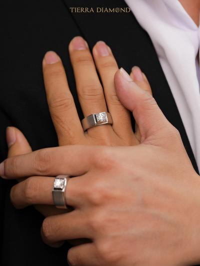 con trai đeo nhẫn cưới ngón nào