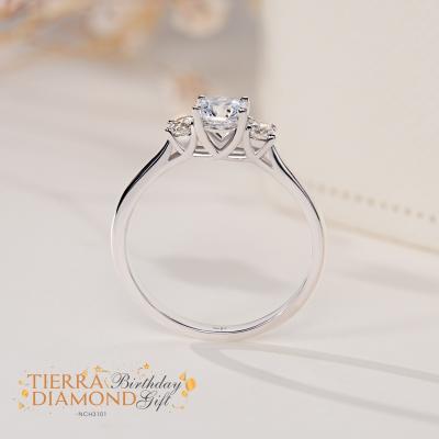 Nhẫn cầu hôn đơn giản cách điệu với 3 viên kim cương