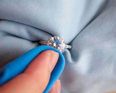 Vệ sinh nhẫn cưới kim cương thường xuyên để hạn chế kích ứng khi đeo