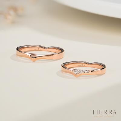 Nhẫn cặp là hai chiếc nhẫn có sự tương đồng nhất định về kiểu dáng, chất liệu