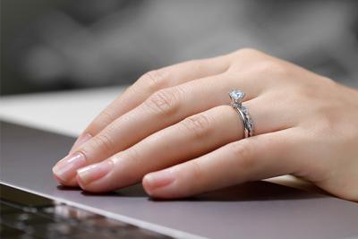 Nhẫn kim cương thiên nhiên đơn giản thường hợp với mọi đôi tay