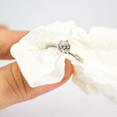 Vệ sinh nhẹ nhàng để tránh việc làm chiếc nhẫn cưới bị trầy xước 