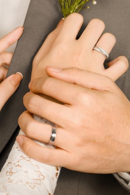 Con gái lấy chồng đeo nhẫn ngón nào ? Các mẫu nhẫn cưới đẹp 2022  | Tierra Diamond