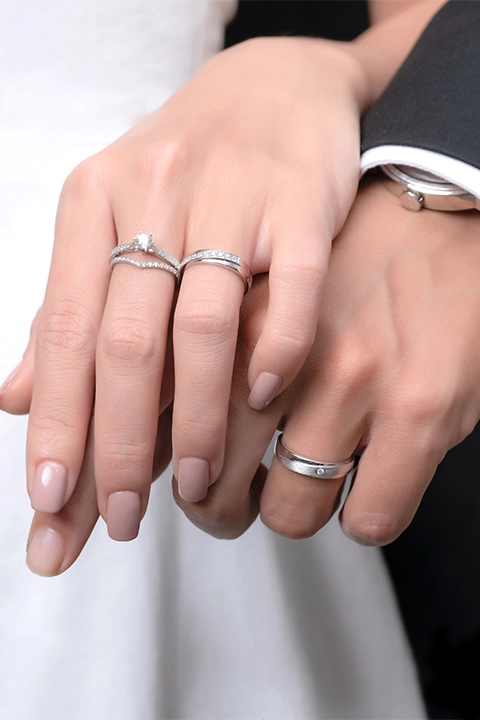 Nhẫn cưới đeo ngón nào mới chính xác? Khám phá cách đeo nhẫn cưới đúng cho cặp vợ chồng