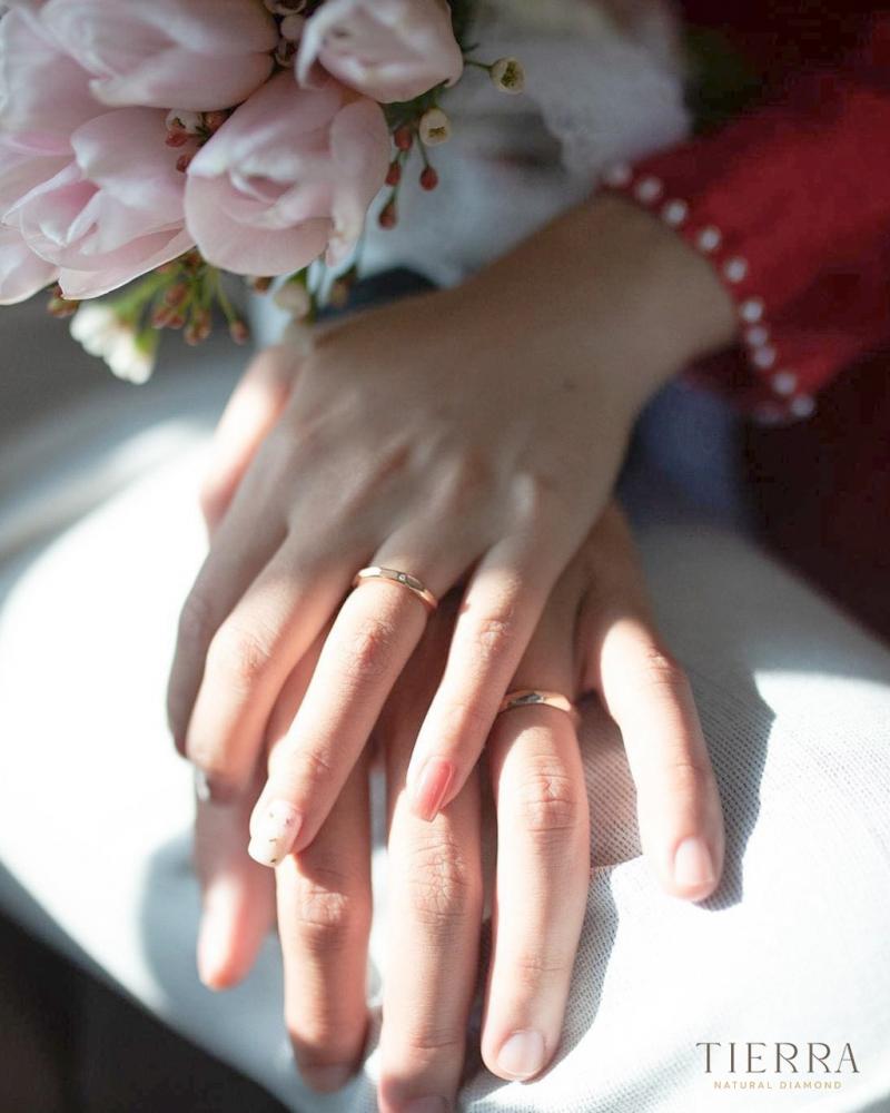 Khám phá những mẫu nhẫn cưới sang trọng cho các cặp đôi sang chảnh - Nên chọn nhẫn cưới vàng trắng h - 1