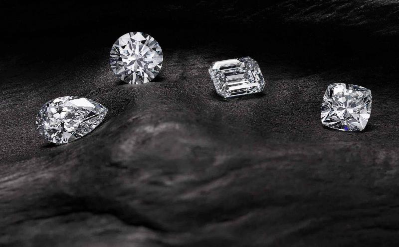 Cùng tìm hiểu về đá moissanite. Nên chọn mua kim cương hay Moissanite?