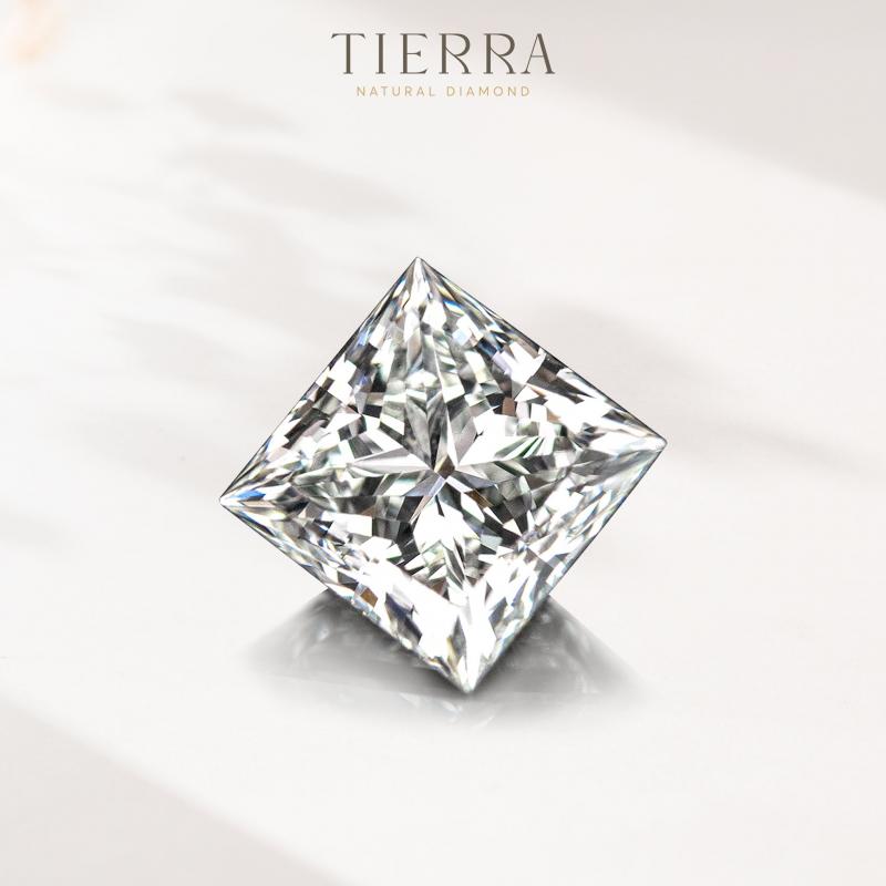 Viên kim cương GIA Tierra hình vuông tạo ấn tượng ngay từ cái nhìn đầu tiên.