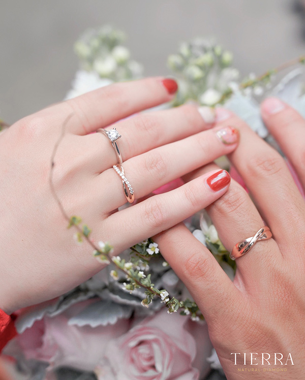 Nhẫn cầu hôn và nhẫn cưới có vị trí đeo khác nhau