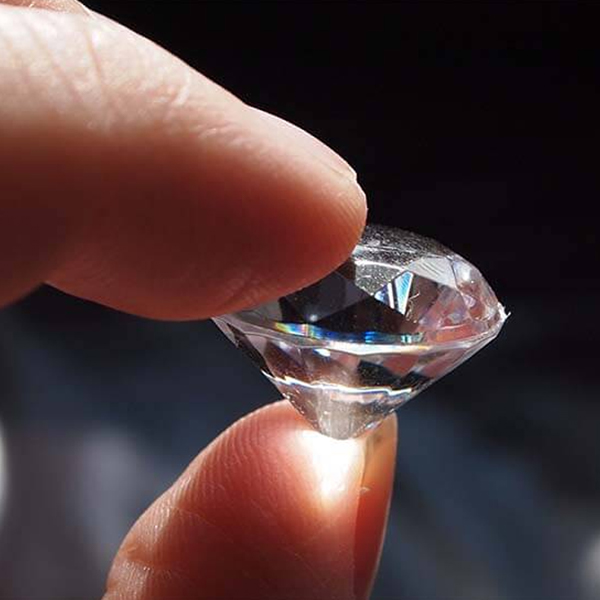 Giác cắt kim cương là yếu tố duy nhất có thể bị ảnh hưởng bởi bàn tay con người