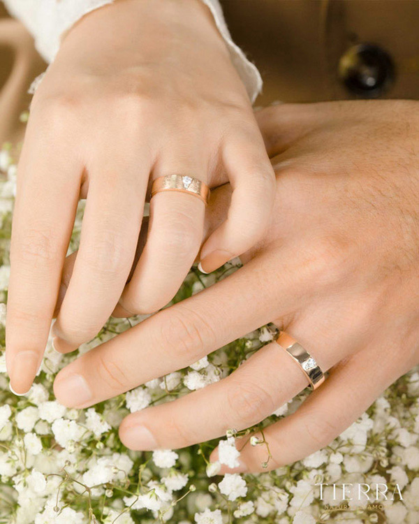 Đeo nhẫn cưới tay nào mới chuẩn xác là thắc mắc chung của nhiều cặp đôi