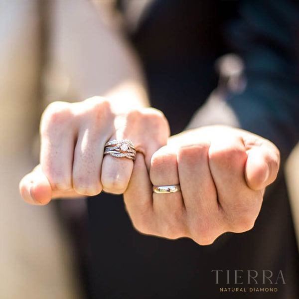Nhẫn cưới có ý nghĩa gì? Bí quyết chọn nhẫn cưới cho nam giới tay to