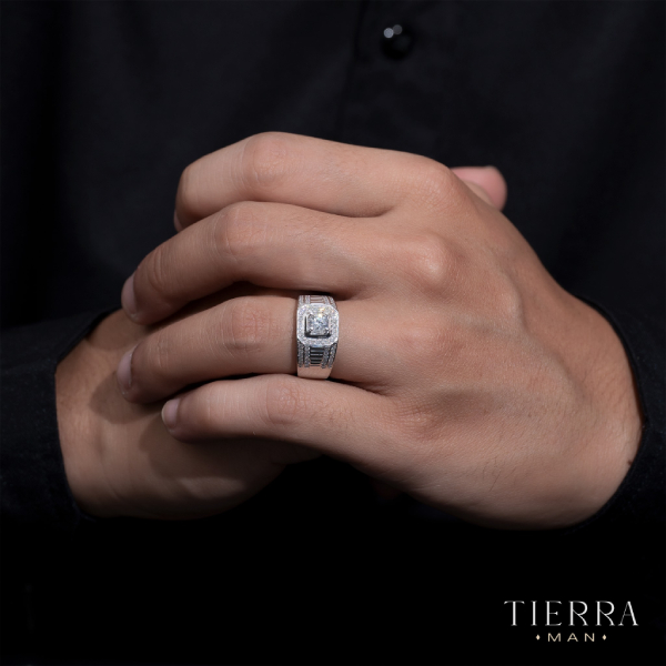 Nhẫn kim cương nam đẹp, vừa vặn với ngón tay đeo